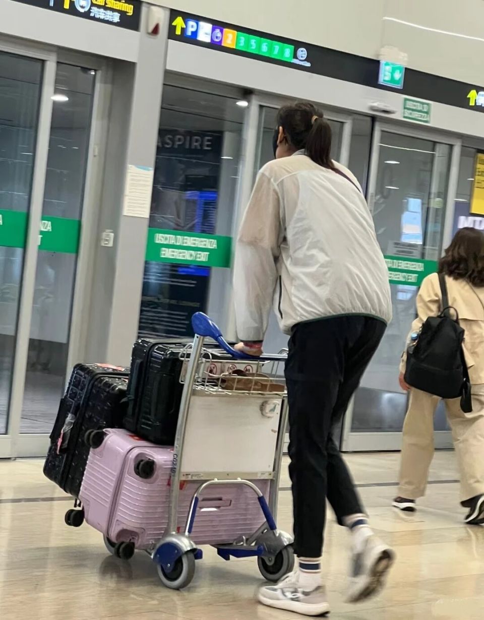 肩背紫色挎