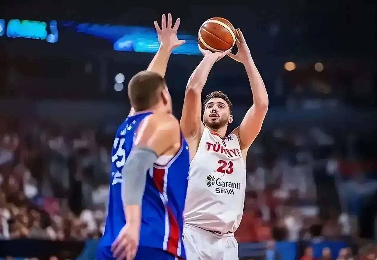 在场上展现, 欧锦赛中, 鲜明对比 在场上展现, 欧锦赛中, 鲜明对比